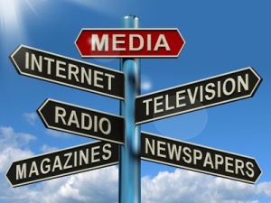 giornali-tv-radio-volantino-logo-media-internet-depliant